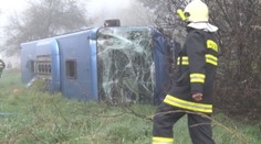 Pri nehode autobusu sa zranilo 9 ľudí . Moment zrážky zachytila kamera