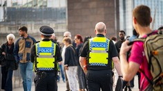 VIDEO: Piati policajti sa snažili spacifikovať podozrivého, nakoniec ho zložil starší pán so šedivou bradou