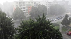 Varovanie pred búrkami s krúpami trvá: Pre tieto okresy platia už výstrahy druhého stupňa