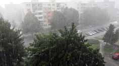 Meteorológovia varujú pred búrkami s krúpami. Pre tieto okresy vydali aj výstrahy