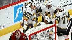 VIDEO-NHL: Vegas zdolalo Arizonu, dosiahlo tretí triumf v sérii
