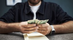 Muž našiel obálku obrovskej hodnoty, osobne ju vrátil. Z nálezného sa mu zakrútila hlava