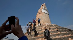 Moderná katastrofa: Pred zničenou vežou si ľudia robia selfie