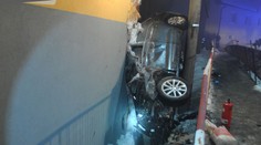 Kuriózna nehoda opitého vodiča. Auto napokon zostalo zakliesnené medzi domom a stĺpom