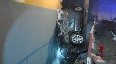 Kuriózna nehoda opitého vodiča. Auto napokon zostalo zakliesnené medzi domom a stĺpom