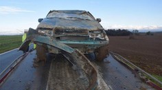 Sfetovaný mladík sa rútil do protismeru, s autom skončil na streche