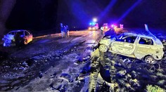 Po nehode pri Semerove uhorel manželský pár. Ďalšiu ženu sa podarilo z horiaceho auta vytiahnuť