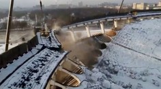 VIDEO: Dron nakrútil kolaps budovy v Petrohrade. Robotník nestihol vyskočiť na plošinu