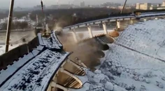 VIDEO: Dron nakrútil kolaps budovy v Petrohrade. Robotník nestihol vyskočiť na plošinu