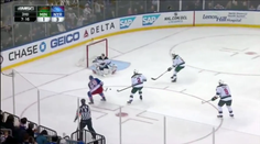 Takto skórovať nechcel. Kreiderovi puk ušiel z hokejky, brankára zahanbil