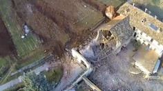 Obrovské balvany sa prehnali rovno cez dom