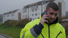 Z jeho čísla ťahajú od ľudí peniaze a on sa nevie brániť. Podvodníci spravili Adriánovi zo života peklo