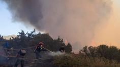 Lesné požiare v Grécku sú už zväčša pod kontrolou. Situáciu však ohrozuje silný vietor