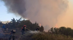 Lesné požiare v Grécku sú už zväčša pod kontrolou. Situáciu však ohrozuje silný vietor