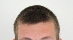 Tento mladík sa vyhýba väzeniu. Nevideli ste ho?