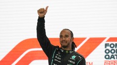 Hamiltom zvíťazil v Katare a dotiahol sa na Verstappena