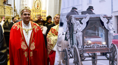 FOTO: Pohreb rómskeho kráľa v Košiciach: Honosný koč a zlatá truhla. Prípravy vrcholia