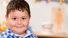 Obézne dieťa môže produkovať veľa estrogénu. Chlapcom hrozí zoženštenie