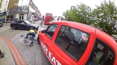 Nehoda rozhádala internet. Je na vine cyklista alebo vodič?