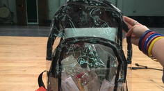 Strelec im zabil priateľov. Teraz floridským študentom kradnú súkromie priesvitné batohy