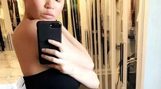 Chrissy Teigen ukázala bruško. Tehotenské črty už nezakryje
