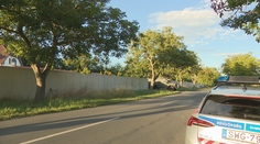 FOTO: Maďarská polícia ukázala obrovský arzenál zbraní, ktoré našla pri razii u Slováka v Rajke