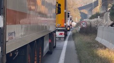 Musia byť trpezliví. Vodiči cestujúci južným koridorom v okolí Lučenca sa pripravujú na kolóny