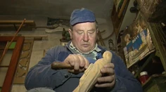 Prišiel o prsty, no aj napriek tomu vyrobil drevený oltár. Úplne zadarmo
