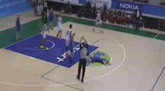 Päsťou do tváre: Pozrite sa, ako basketbalistka knokautovala súperku