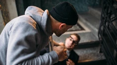 Prečo napadnutným manželom v autobuse nikto nepomohol? Psychologička to vidí takto