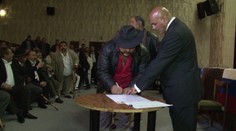 Stovky nahnevaných Rómov odvolávali kráľa