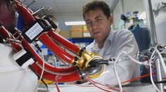 Vedci hlásia obrovský úspech. Z nemocnice pustili prvého človeka s „umelým srdcom“