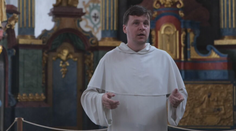 Páter Rafael sprevádza turistov v Červenom Kláštore. Chce sa zhovárať aj s neveriacimi