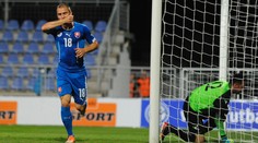 Schalke podpísal na kapote auta, majstrov sveta vyradil rukou. Legende najprv kopačky hodili do koša (príbeh)