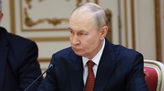 Macron po takmer troch rokoch telefonoval s Putinom