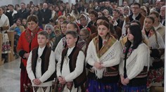 Na Orave sme prežili magickú polnočnú omšu. V tradičných goralských krojoch smerovali do kostola celé rodiny