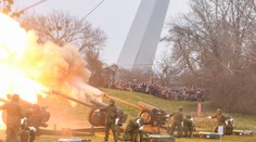 Hlavným mestom zneli slávnostné salvy. Postarali sa o ne delostrelci z Michaloviec