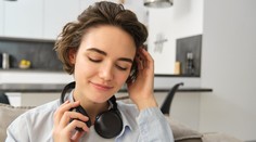 Myslíte si, že so zatvorenými očami počujete lepšie? Zistenie vedcov vás prekvapí