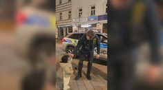Video malého chlapca z Karlových Varov dojalo celé Česko. Milovník uniforiem je miestnou celebritou