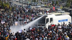 Po vojenskom prevrate v Mjanmarsku vyšli ľudia do ulíc. Polícia nasadila vodné delá aj s chemikáliou