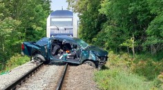 FOTO: Auto vošlo na priecestie priamo pred vlak, ťažko zraneného vodiča transportoval vrtuľník do nemocnice