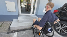 Bezbariérový vstup so samými prekážkami. Do viacerých štátnych budov sa hendikepovaní ľudia nemajú ako dostať