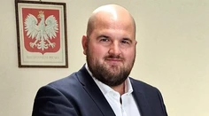 Lekár za rok zarobil 705-tisíc eur. Má jachtu a luxusné hodinky, no vedie zadlžené nemocnice
