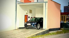 Študent (16), ktorý sekerou útočil na škole v Novákoch, bude stíhaný väzobne