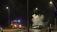 VIDEO: Obrovský oheň vydesil vodičov pri Triblavine. Na kruhovom objazde horela dodávka