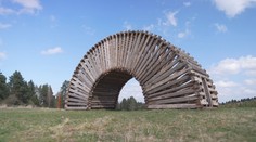 Slovenský raj má novu atrakciu. Unikátnu drevenú dúhu postavili z materiálu z rozobratej chalupy