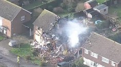 Výbuch vyhodil do vzduchu dva domy. Zrovnal ich so zemou