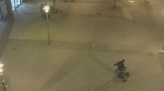 VIDEO: Surová bitka bezdomovcov v Prievidzi. Muž inkasoval kopance do hlavy, nikto z okoloidúcich neprivolal políciu