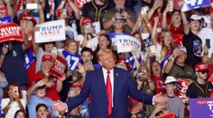 Komunistka či blázon. Donald Trump pokračuje v útokoch na Kamalu Harrisovú, vraj vyzerá lepšie ako ona