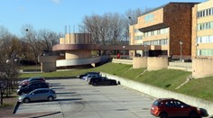 Pod oknami nemocnice v Petržalke našli mŕtveho muža